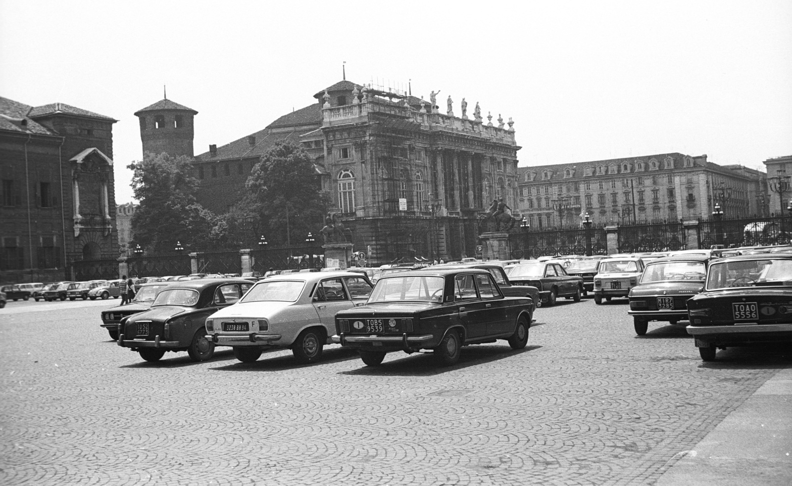 Italy, Turin, Piazza Castello, szemben a Palazzo Madama., 1973, Lencse Zoltán, palace, automobile, number plate, horse sculpture, country code sign, Castor-portrayal, Pollux-portrayal, Fortepan #61391