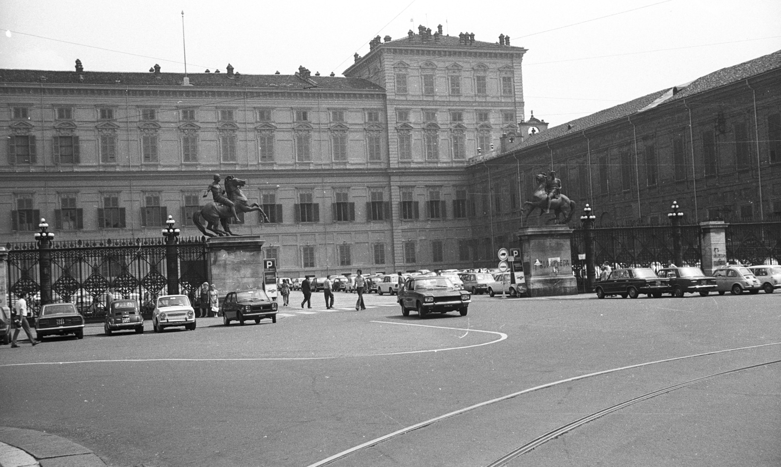 Italy, Turin, Piazza Castello a Piazzetta Reale és a Királyi Palota felé nézve., 1973, Lencse Zoltán, railing, palace, horse sculpture, Filippo Juvarra-design, Ascanio Vitozzi-design, Carlo di Castellamonte-design, Castor-portrayal, Pollux-portrayal, Fortepan #61392