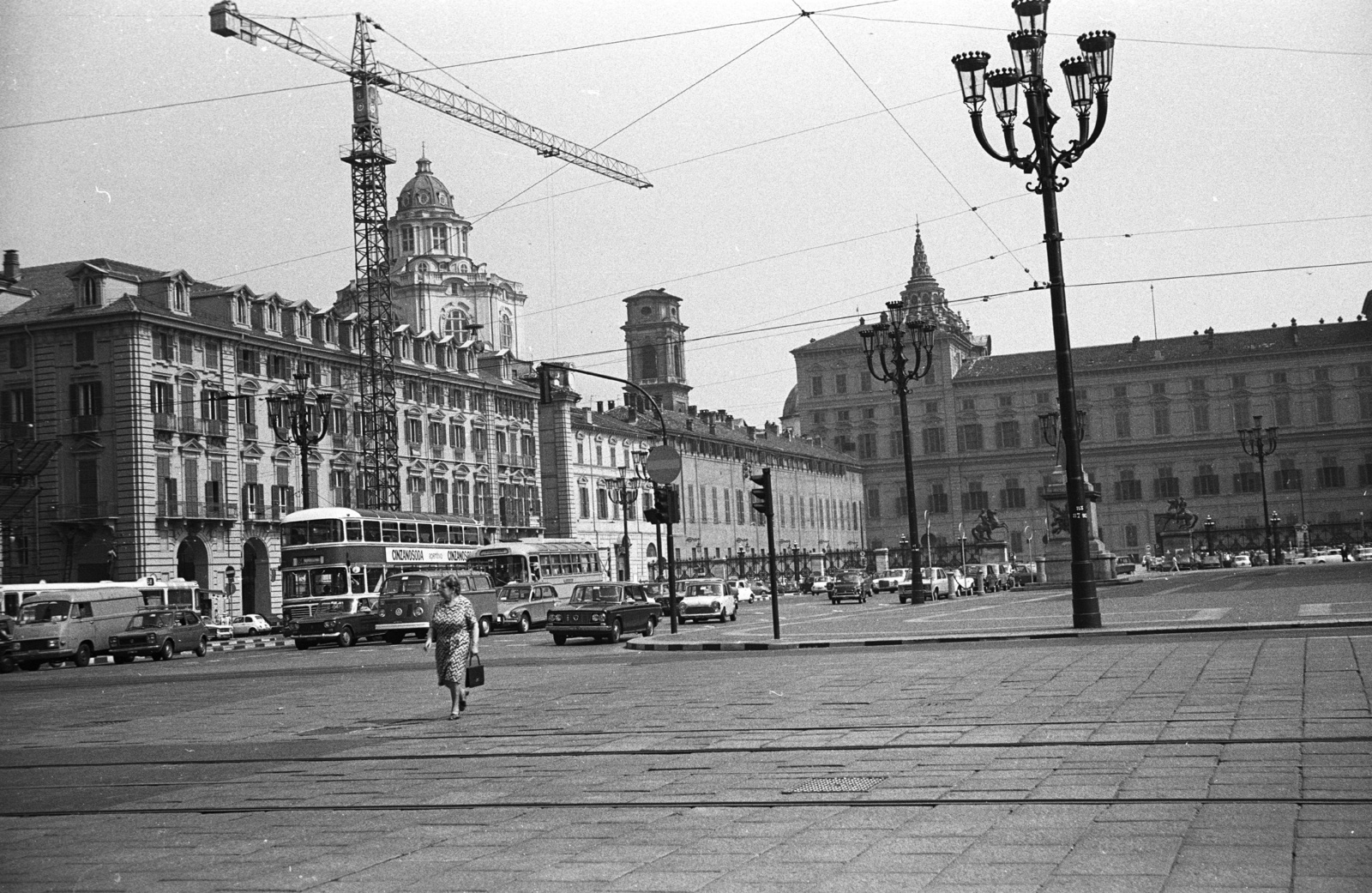 Italy, Turin, Piazza Castello, balra a San Lorenzo templom kupolája, jobbra a Királyi Palota., 1973, Lencse Zoltán, church, square, crane, lamp post, Baroque-style, palace, double-decker, horse sculpture, Guarino Guarini-design, Filippo Juvarra-design, Ascanio Vitozzi-design, Carlo di Castellamonte-design, Castor-portrayal, Pollux-portrayal, Fortepan #61394