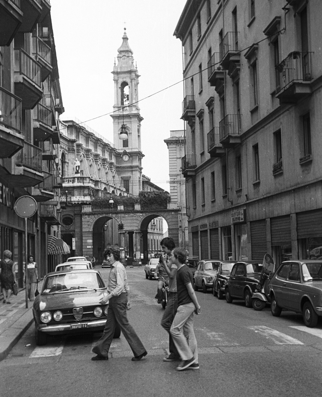 Italy, Turin, Via delle Rosine a Via Po felé nézve, háttérben a Chiesa della Santissima Annunziata., 1973, Lencse Zoltán, street view, crosswalk, Alfa Romeo GTV, Fortepan #61397