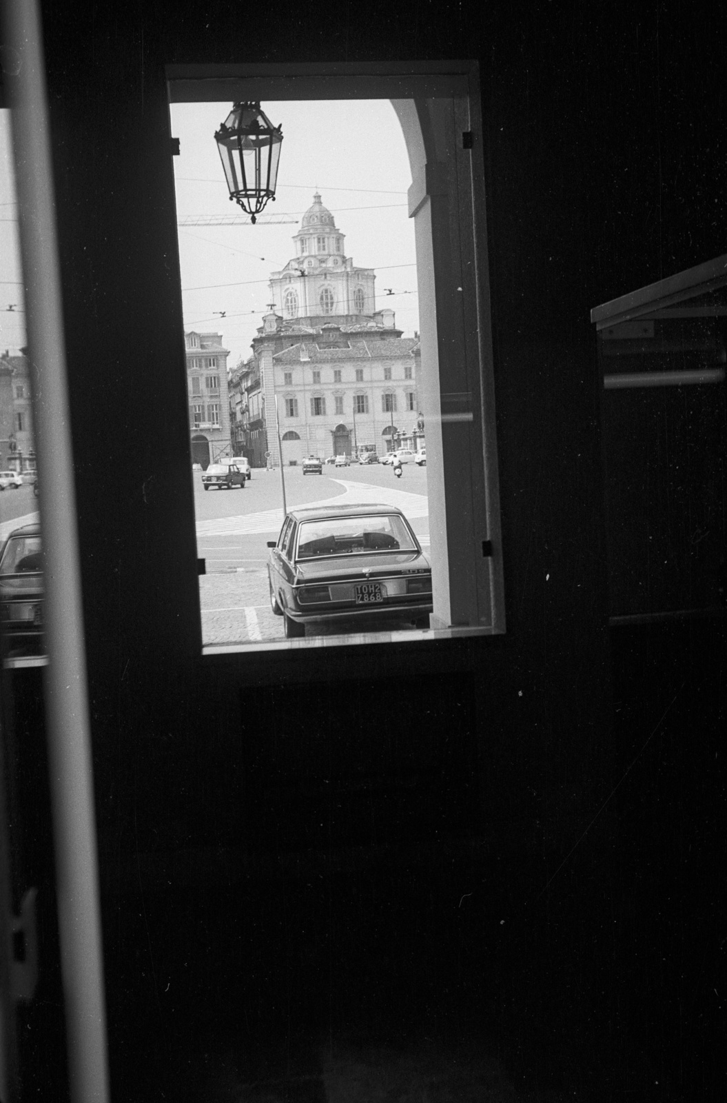 Italy, Turin, Piazza Castell, a Palazzo del Governo árkádja alól a San Lorenzo templom felé nézve., 1973, Lencse Zoltán, church, square, window, Baroque-style, Guarino Guarini-design, Fortepan #61398