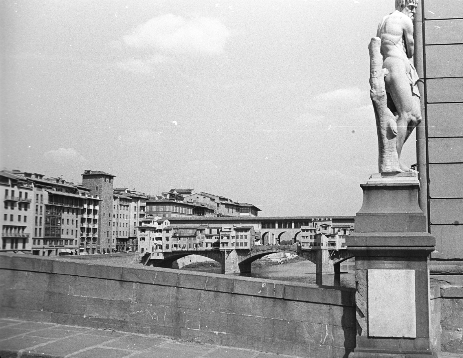 Olaszország, Firenze, Ponte Vecchio a Ponte Santa Trinita felől nézve., 1973, Lencse Zoltán, szobor, kőhíd, meztelen alak, ívhíd, Neri di Fioravante-terv, Taddeo Gaddi-terv, Pietro Francavilla-terv, Fortepan #61403