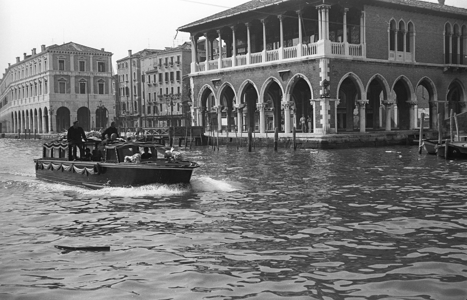 Italy, Venice, Canal Grande, szemben a Fondamenta de le Prigioni., 1973, Lencse Zoltán, motorboat, canal, pointed arch, Fortepan #61406