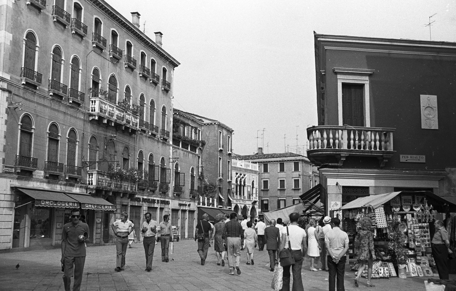 Italy, Venice, szemben a Calle del Pistor, jobbra a Rio Terà del Cristo torkolata., 1973, Lencse Zoltán, street view, balcony, street name sign, awning, Fortepan #61407