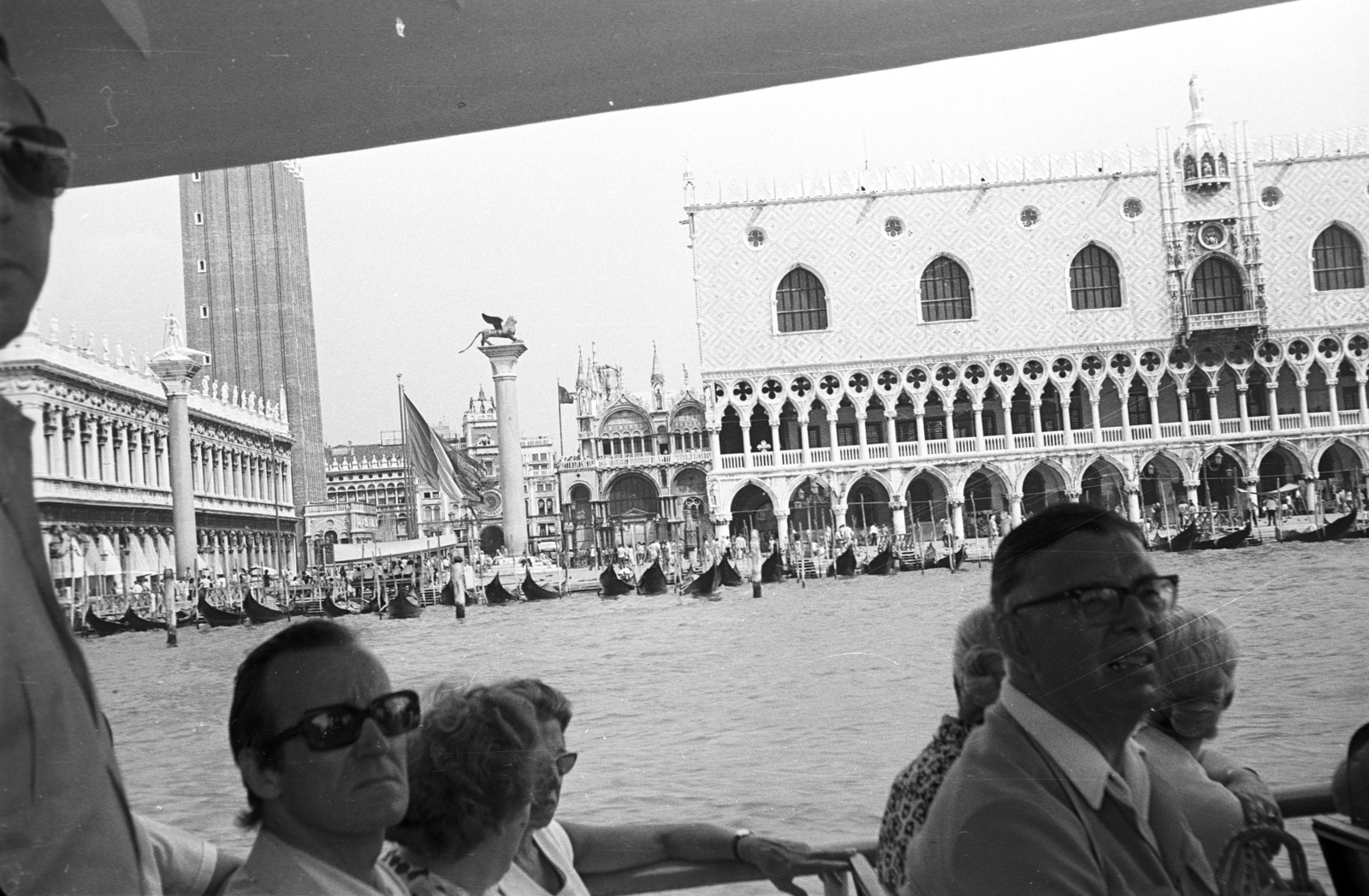 Italy, Venice, szemben a Szent Márk tér. Középen a gránitoszlopon Velence jelképe, a szárnyas oroszlán, jobbra Dózse-palota., 1973, Lencse Zoltán, square, palace, library, canal, Cathedral, bell tower, winged lion-portrayal, Fortepan #61412