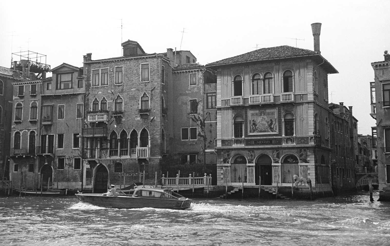 Italy, Venice, Canal Grande, jobbra a a Palazzo Salviati., 1973, Lencse Zoltán, motorboat, palace, canal, Fortepan #61413