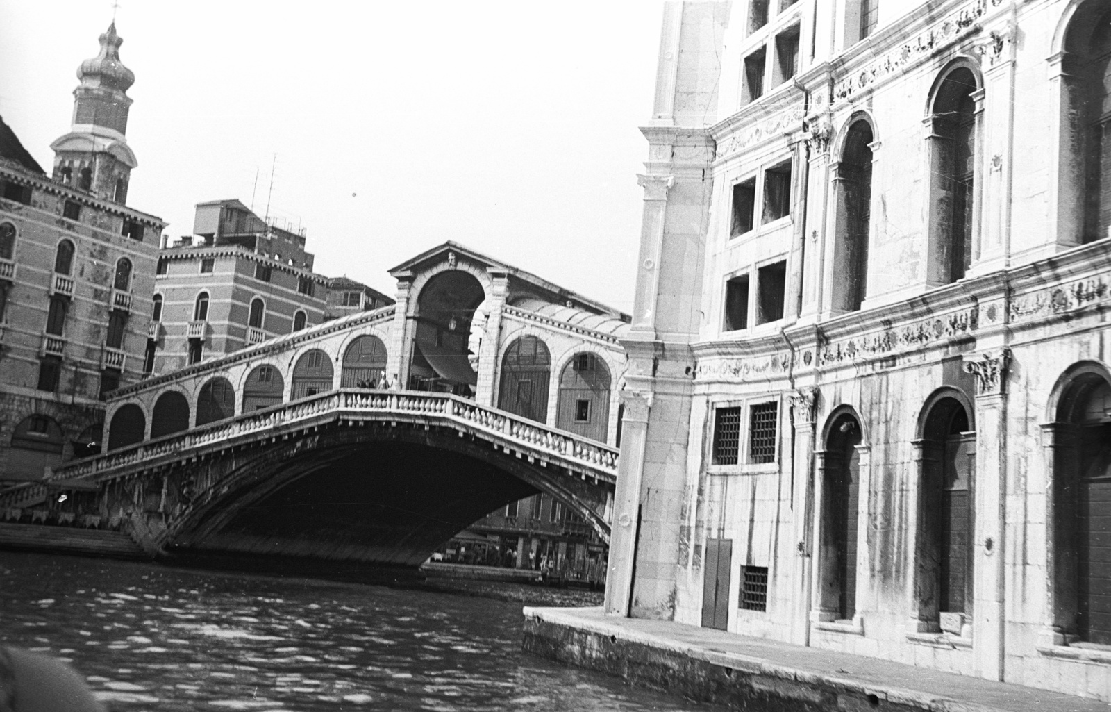 Italy, Venice, Canal Grande a Palazzo dei Camerlenghi előtt. Szemben a Rialto híd, balra a San Bartolomeo templom tornya., 1973, Lencse Zoltán, church, bridge, cityscape, palace, canal, stone bridge, arch bridge, Antonio da Ponte-design, Fortepan #61420