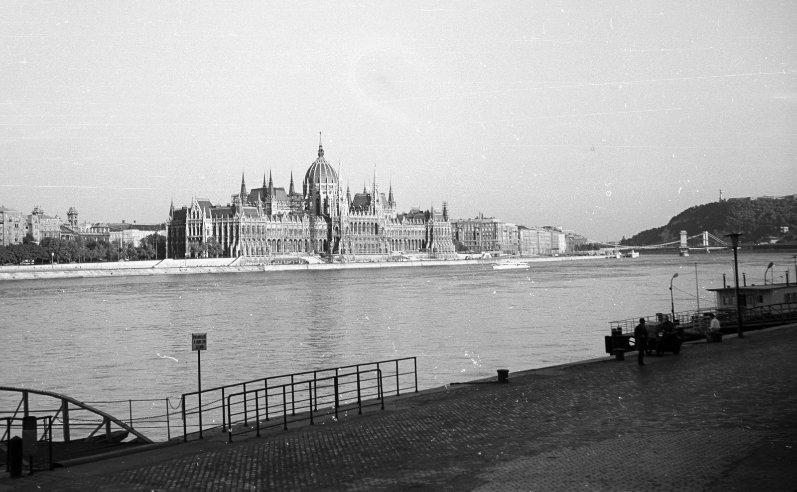 Hungary, Budapest V.,Budapest II., a budai alsó rakpart a Bem József téri hajóállomásnál, szemben a Parlament., 1973, Lencse Zoltán, bridge, Imre Steindl-design, cobblestones, parliament, Neo-Gothic-style, eclectic architecture, Budapest, suspension bridge, Duna-bridge, William Tierney Clark-design, Fortepan #61421