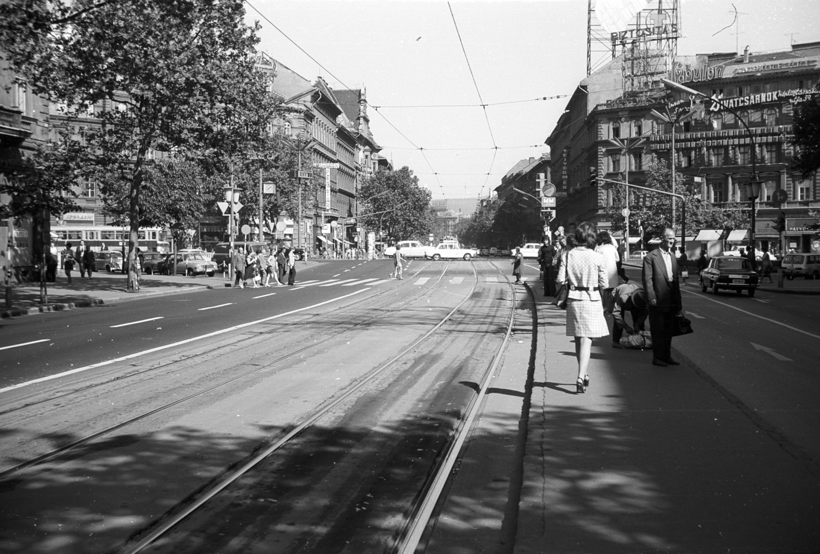 Hungary, Budapest VI., Teréz (Lenin) körút, az Oktogon (November 7. tér) felől a Nyugati (Marx) tér felé nézve., 1973, Lencse Zoltán, neon sign, tram stop, neon sign, Budapest, Fortepan #61422