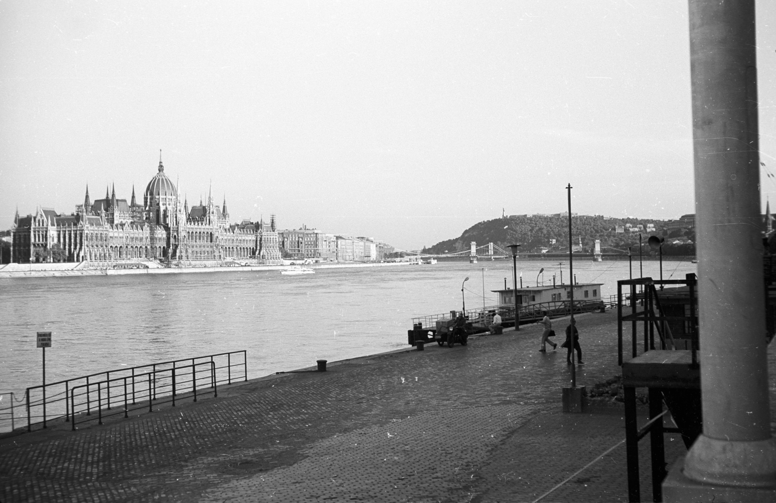 Hungary, Budapest V.,Budapest II., a budai alsó rakpart a Bem József téri hajóállomásnál, szemben a Parlament és a Gellért-hegy., 1973, Lencse Zoltán, bridge, Imre Steindl-design, cobblestones, parliament, Neo-Gothic-style, eclectic architecture, Budapest, suspension bridge, William Tierney Clark-design, Fortepan #61427