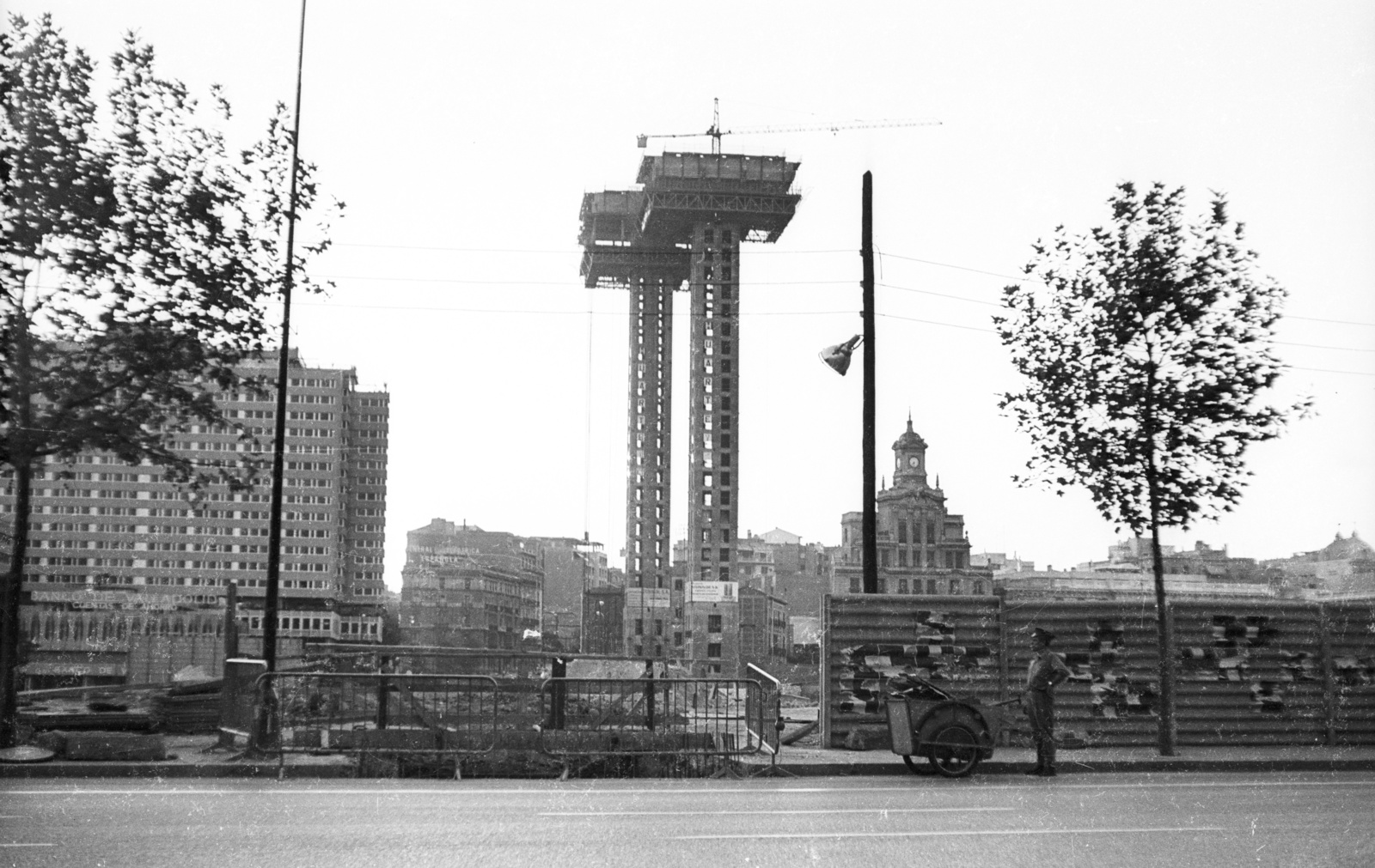 Spanyolország, Madrid, szemben a Plaza de Colón, a Kolumbusz ikertoronyház (Torres de Colón) építkezése., 1974, Mészáros Zoltán, építkezés, felhőkarcoló, Antonio Lamela-terv, Fortepan #61442