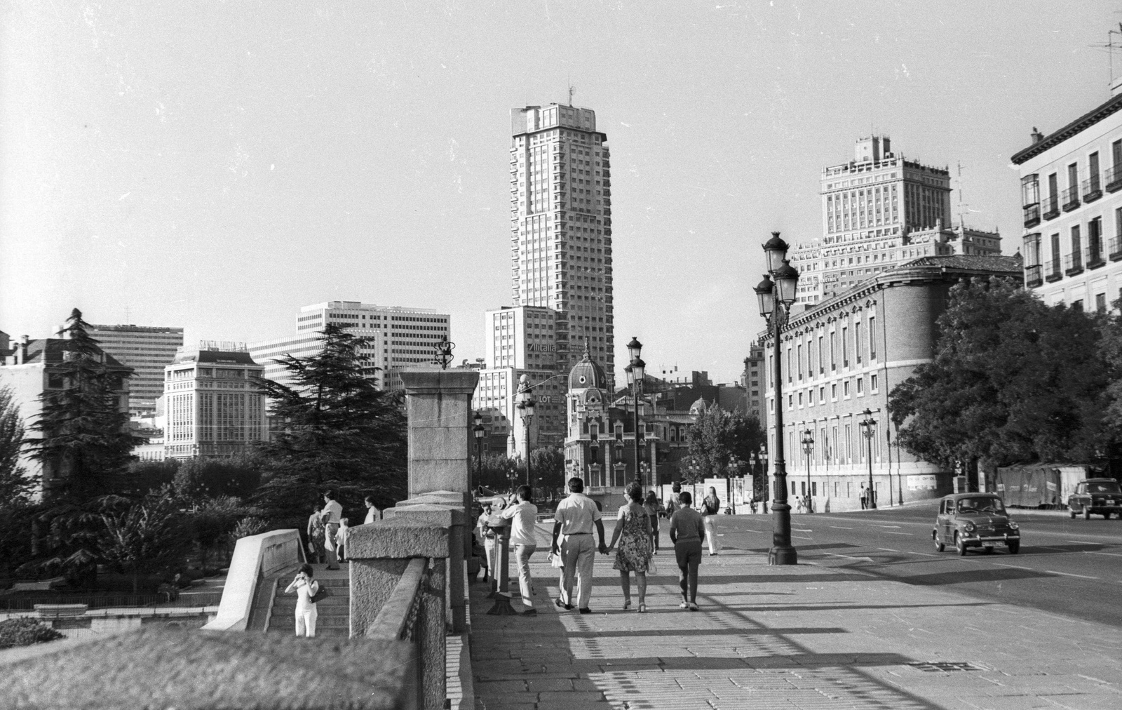 Spanyolország, Madrid, Calle de Bailén, szemben a Plaza de España., 1974, Mészáros Zoltán, utcakép, felhőkarcoló, Fortepan #61449