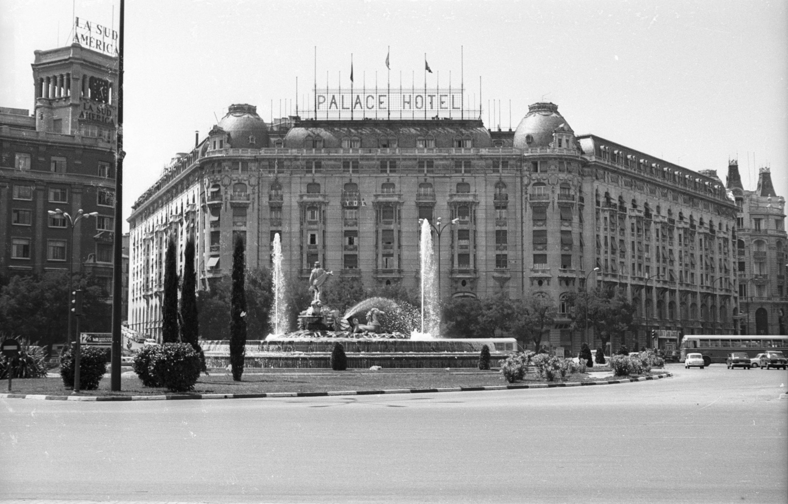 Spain, Madrid, Plaza de las Cortes, szemben a Neptun szökőkút és a Palace Hotel., 1974, Mészáros Zoltán, hotel, Eduard Ferrés-design, Fortepan #61450