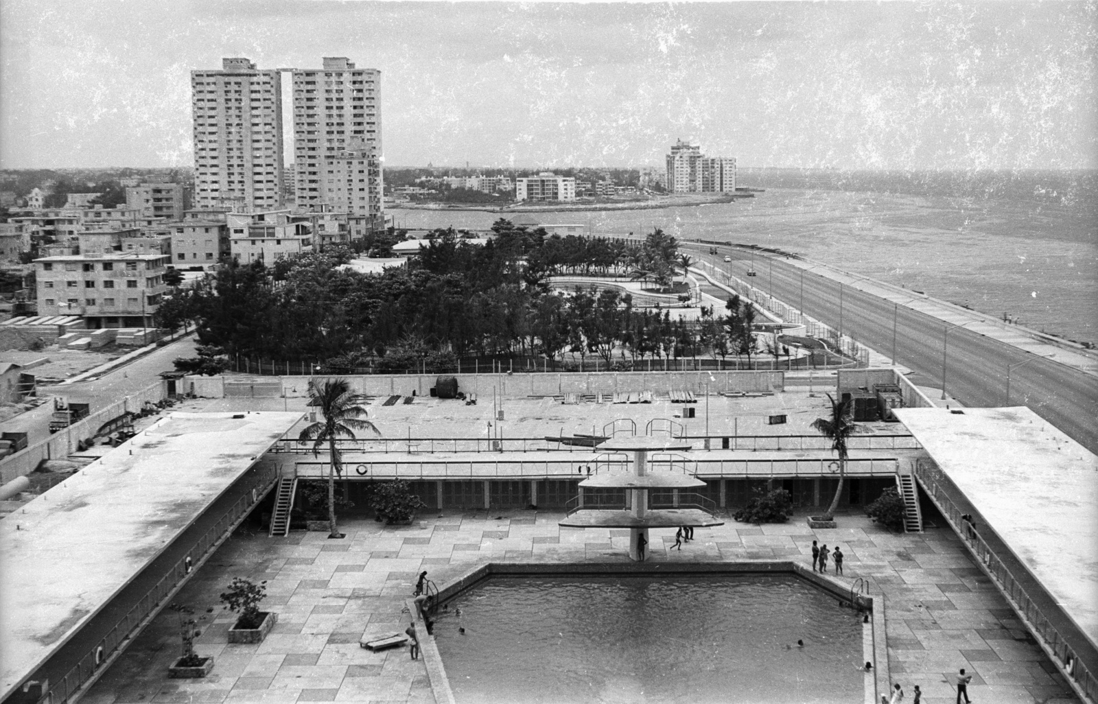 Cuba, Havana, kilátás a Hotel Riviéra-ból, jobbra a Malecón., 1974, Mészáros Zoltán, pool, hotel, terrace, picture, diving tower, pool stairs, Fortepan #61452