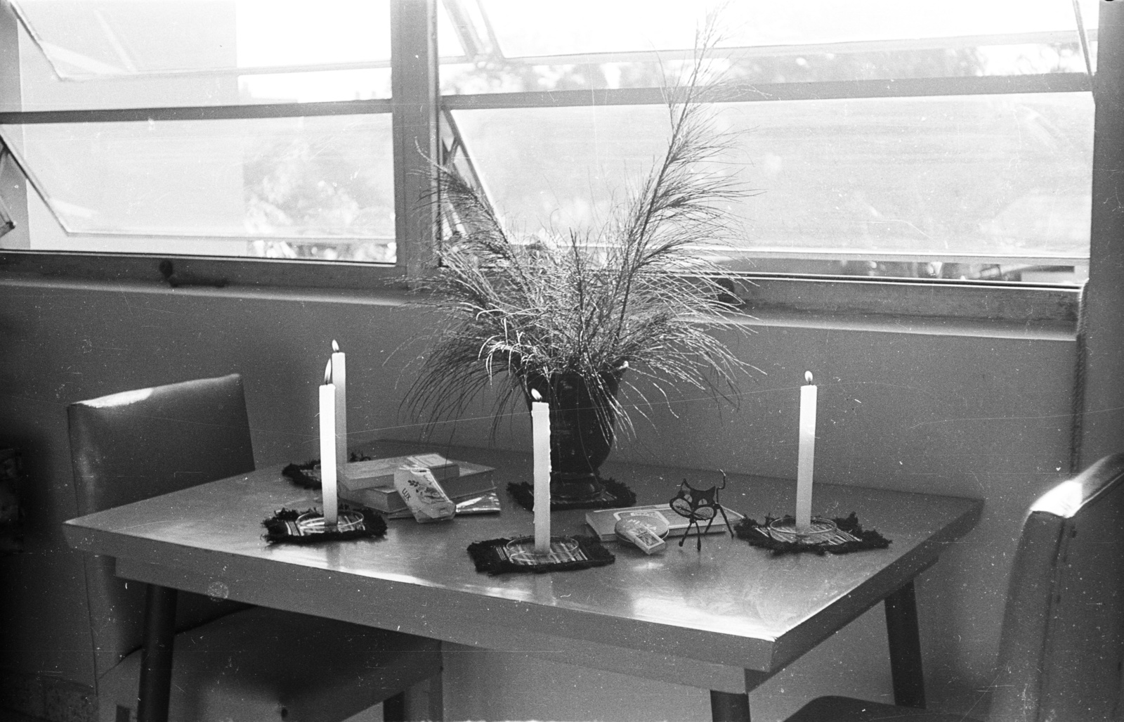 Cuba, Havana, Avenida 1ra, Hotel Sierra Maestra, szobabelső karácsonykor, fenyő helyett Casuarina az asztalon., 1974, Mészáros Zoltán, Christmas, candle, Fortepan #61468
