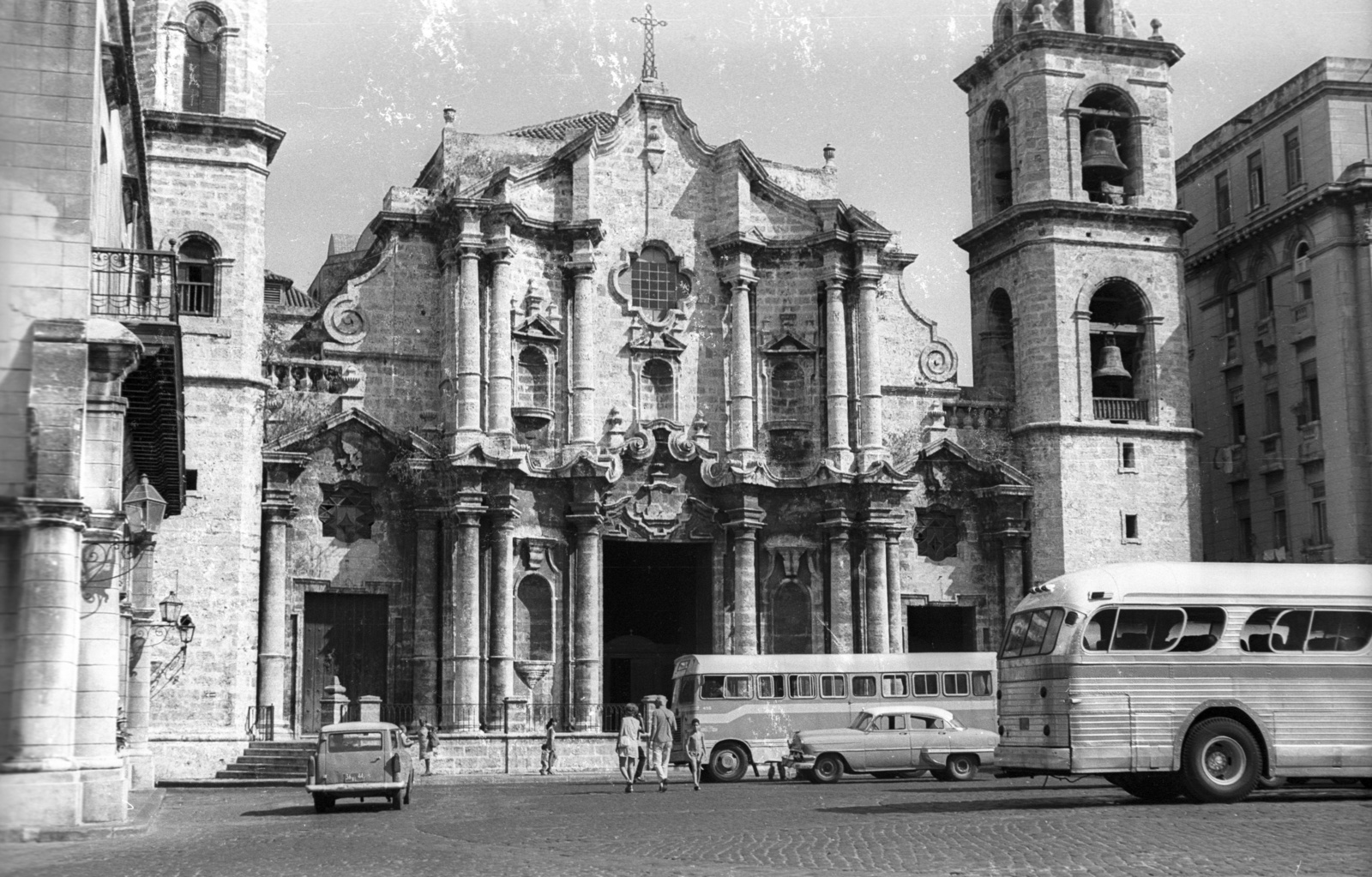 Kuba, Havanna, Plaza de la Catedral, szemben a Szűz Mária Szeplőtelen Fogantatása székesegyház., 1974, Mészáros Zoltán, autóbusz, barokk-stílus, katolikus, automobil, székesegyház, harangtorony, Fortepan #61492