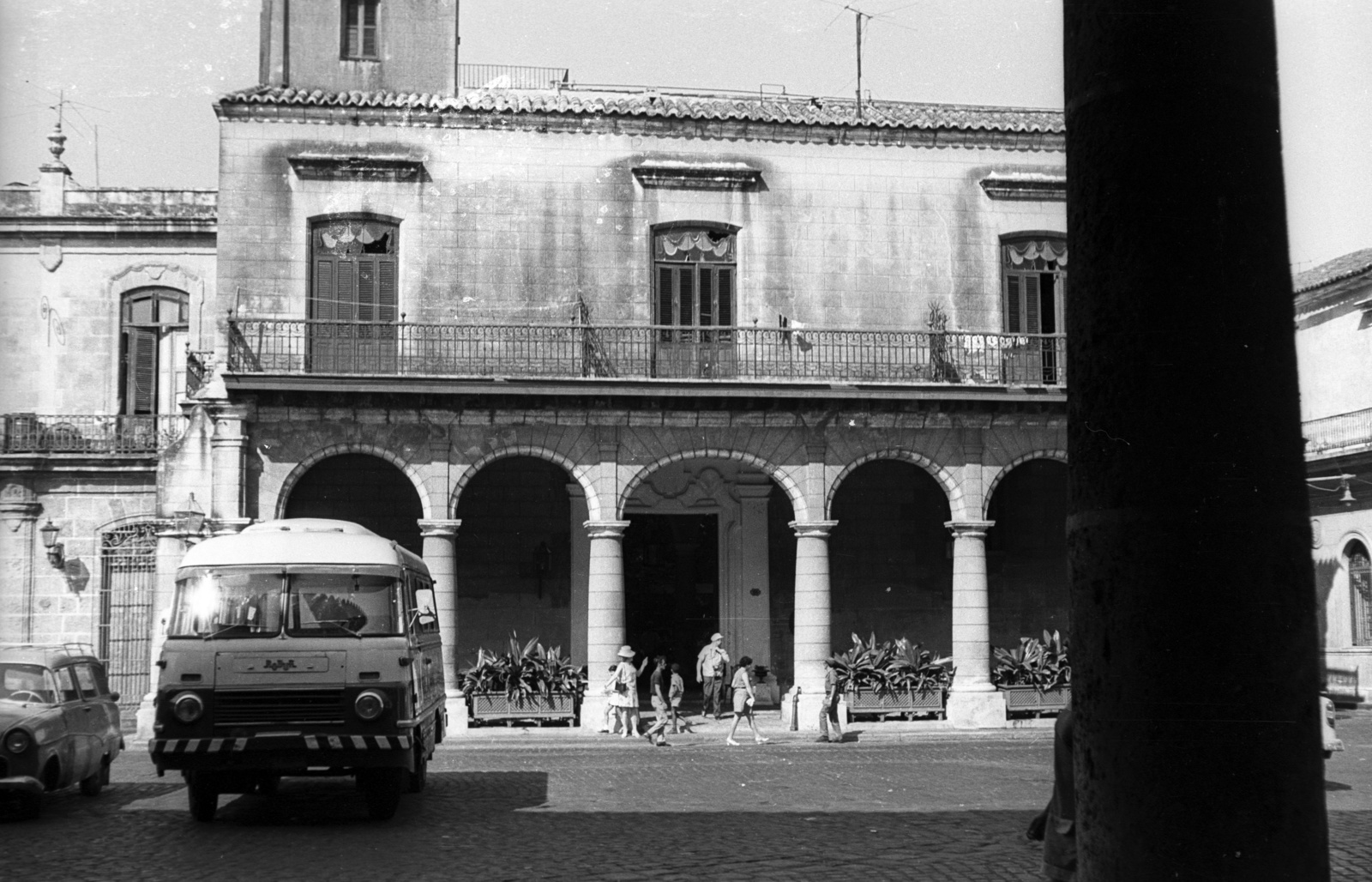 Cuba, Havana, Plaza de la Catedral., 1974, Mészáros Zoltán, square, Robur-brand, balcony, Fortepan #61494
