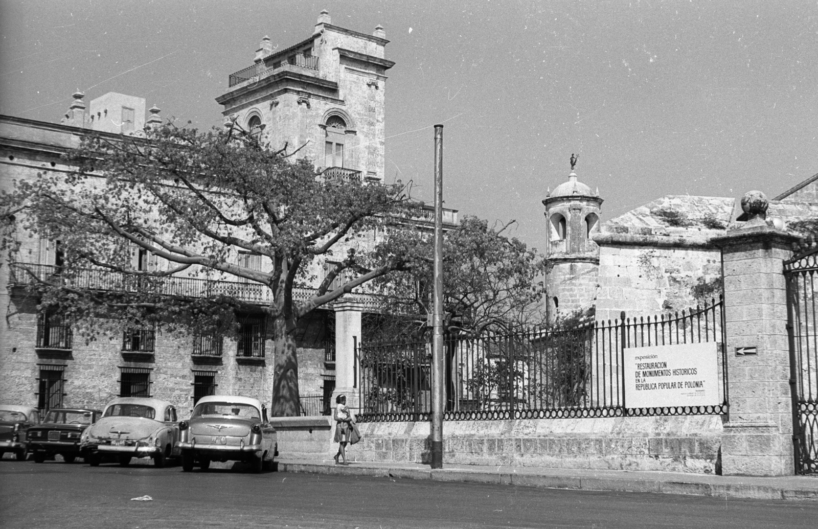 Kuba, Havanna, Plaza de Armas, jobbra a Real Fuerza erőd, balra a Palacio del Segundo Cabo., 1974, Mészáros Zoltán, utcakép, erőd, automobil, Fortepan #61496