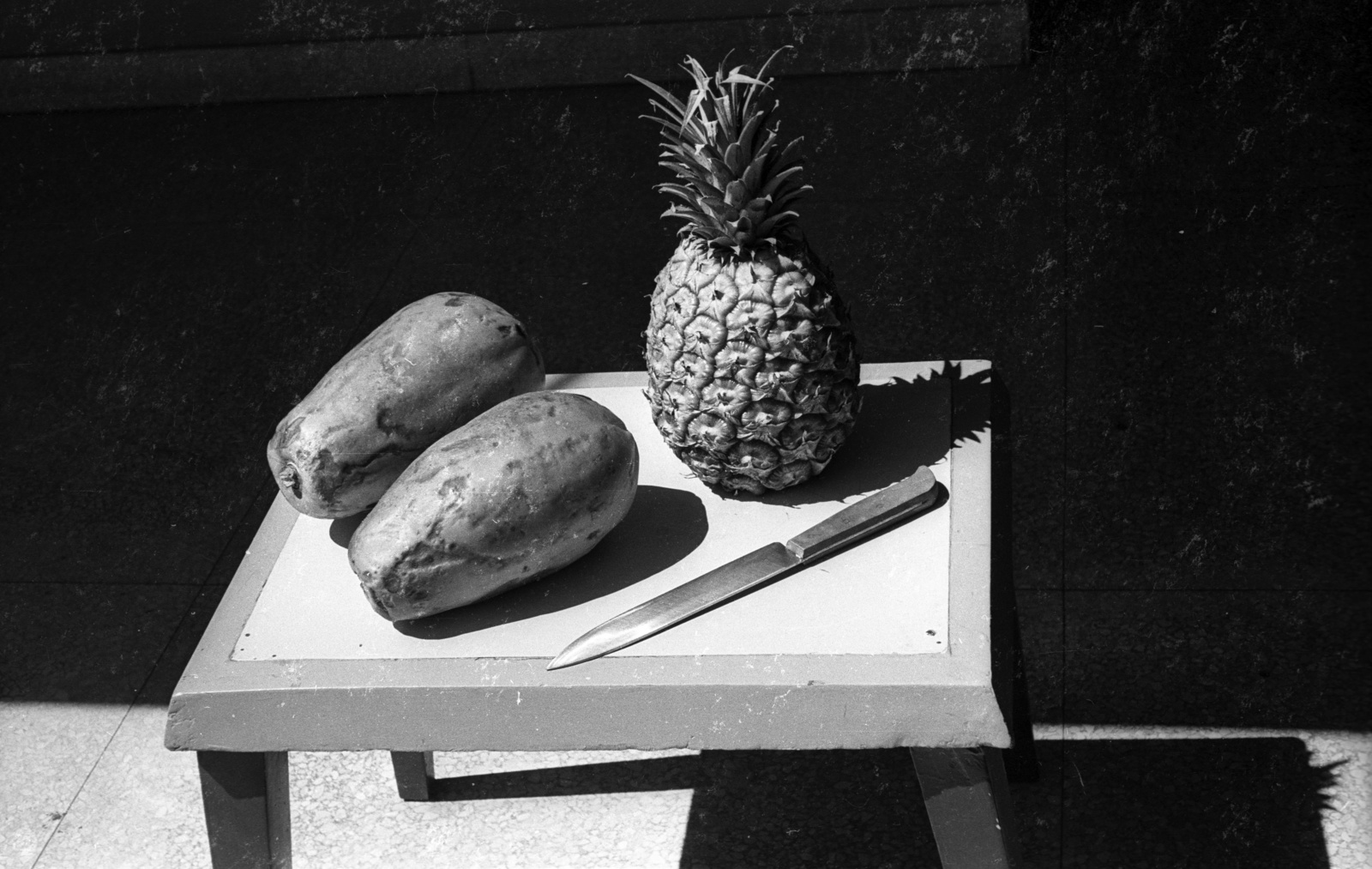 Cuba, a papaja vagy dinnyefa (Carica papaya) gyümölcse és ananász (Ananas comosus)., 1974, Mészáros Zoltán, fruit, knife, Fortepan #61497