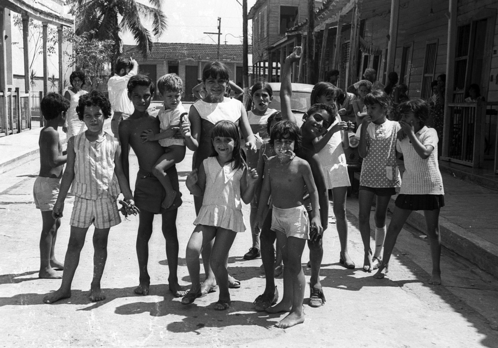 Cuba, 1974, Mészáros Zoltán, kids, palm tree, barefoot, Fortepan #61515