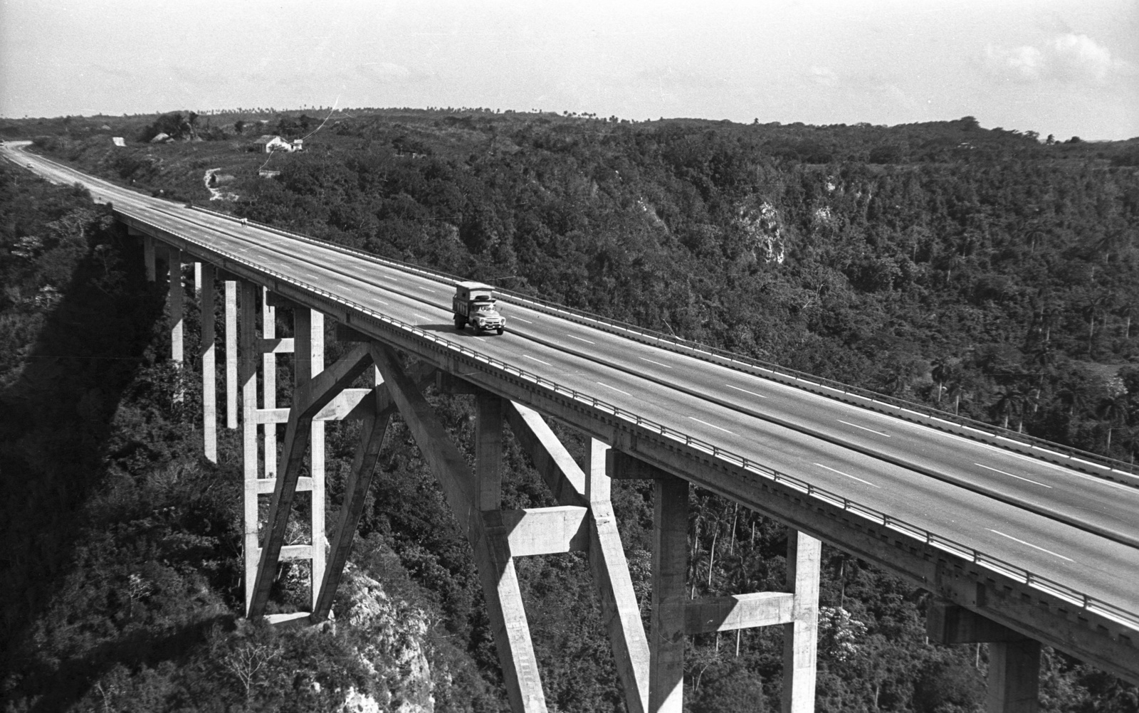 Kuba, Bacunayagua, Bacunayagua híd., 1974, Mészáros Zoltán, híd, teherautó, ZIL-márka, völgy, viadukt, Fortepan #61523