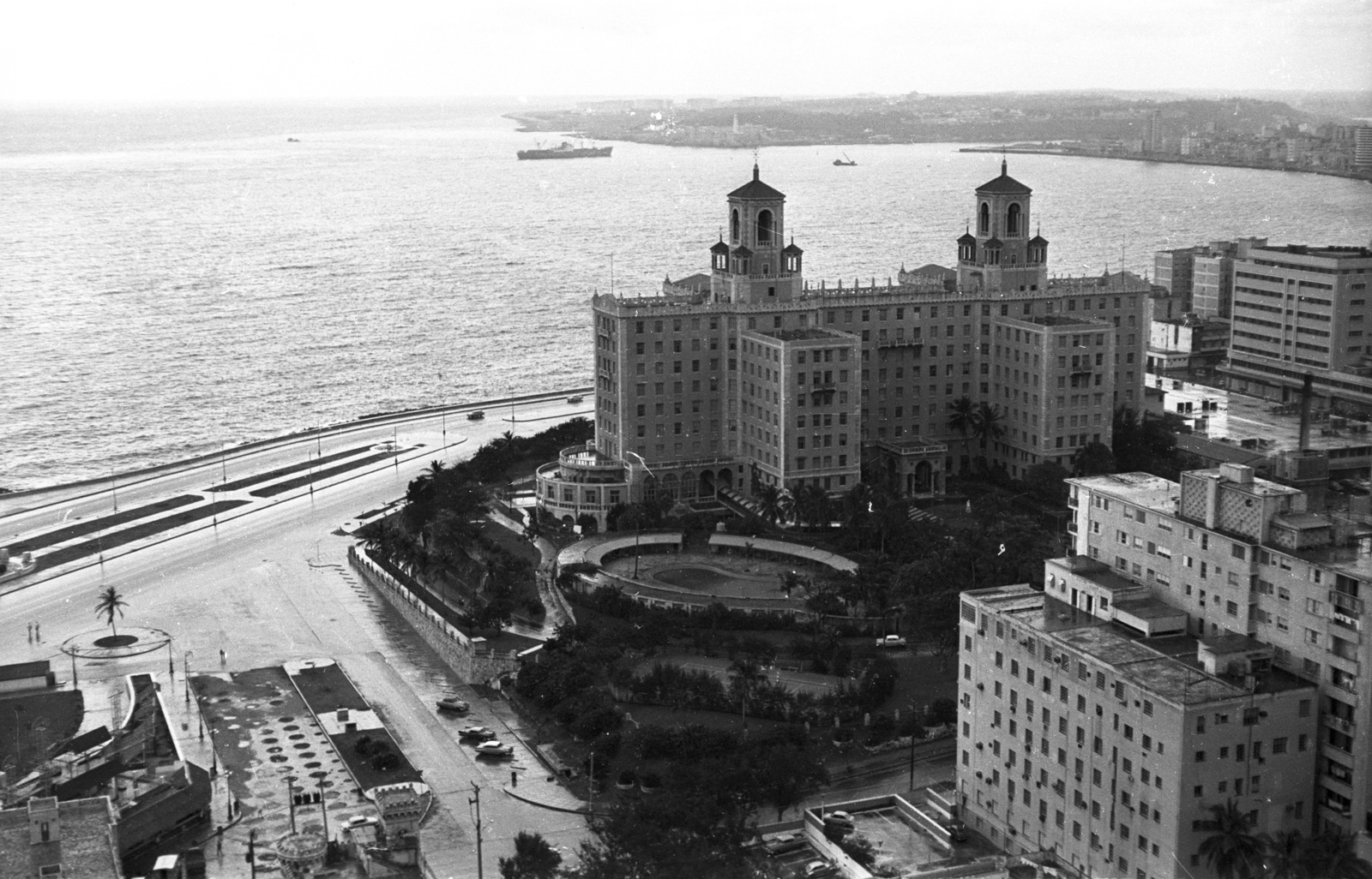 Cuba, Havana, Malecón, Hotel Nacional de Cuba. Kilátás a FOCSA épületből., 1974, Mészáros Zoltán, hotel, picture, Fortepan #61524
