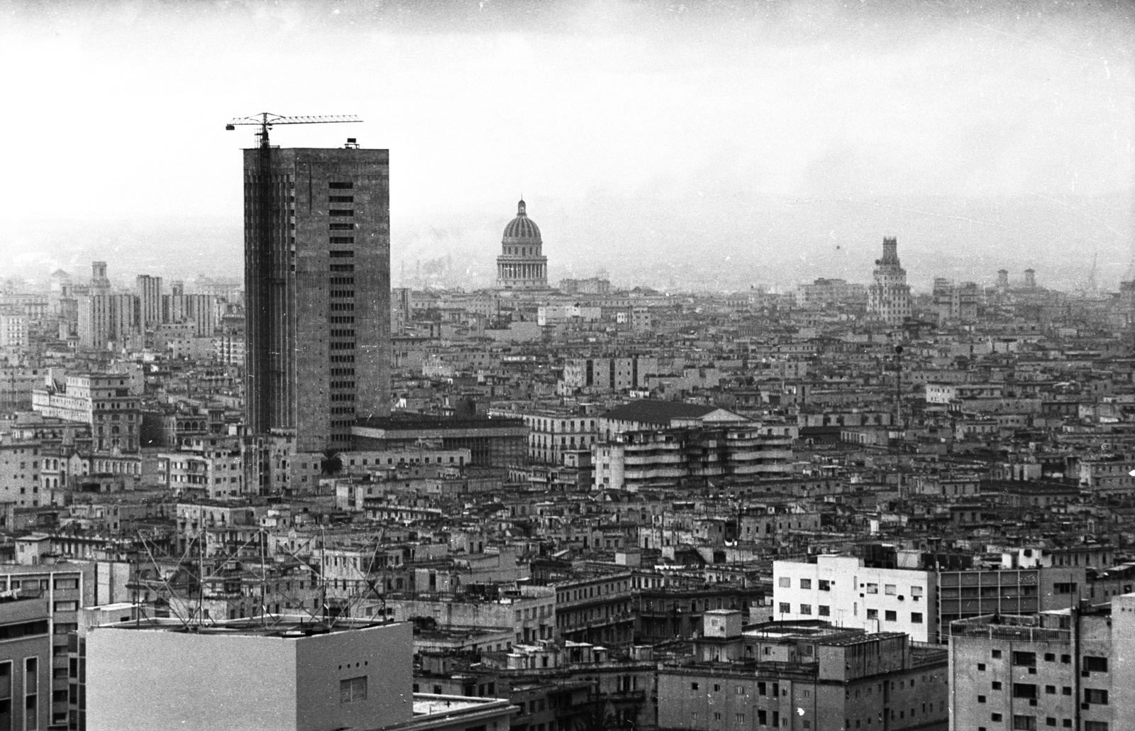 Cuba, Havana, a város látképe a FOCSA épületből, középen a Capitolio Nacional kupolája., 1974, Mészáros Zoltán, construction, picture, high-rise building, public building, Neoclassical architecture, Eugenio Rayneri Piedra-design, Fortepan #61526