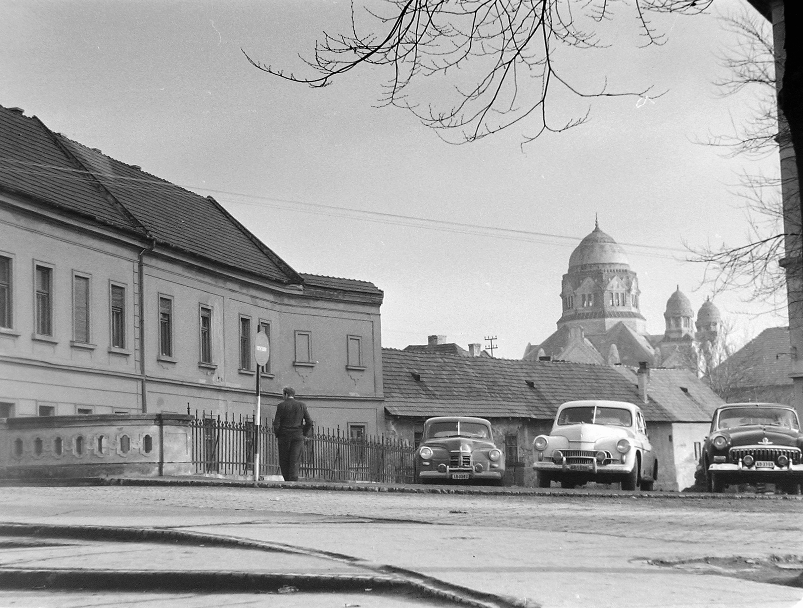 Magyarország, Eger, Dobó István tér, jobbra híd a "Kis Dobó tér" felé vezet, távolban a zsinagóga., 1967, Fortepan, GAZ-márka, zsinagóga, automobil, GAZ M21 Volga, FSO-márka, zsidóság, eklektikus építészet, Baumhorn Lipót-terv, FSO Warszawa, Fortepan #6153