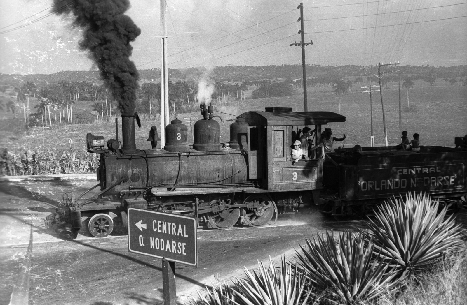 Cuba, Orlando Nodarse cukoripari központ Baldwin gőzmozdonya., 1974, Mészáros Zoltán, steam locomotive, road signs, Fortepan #61559