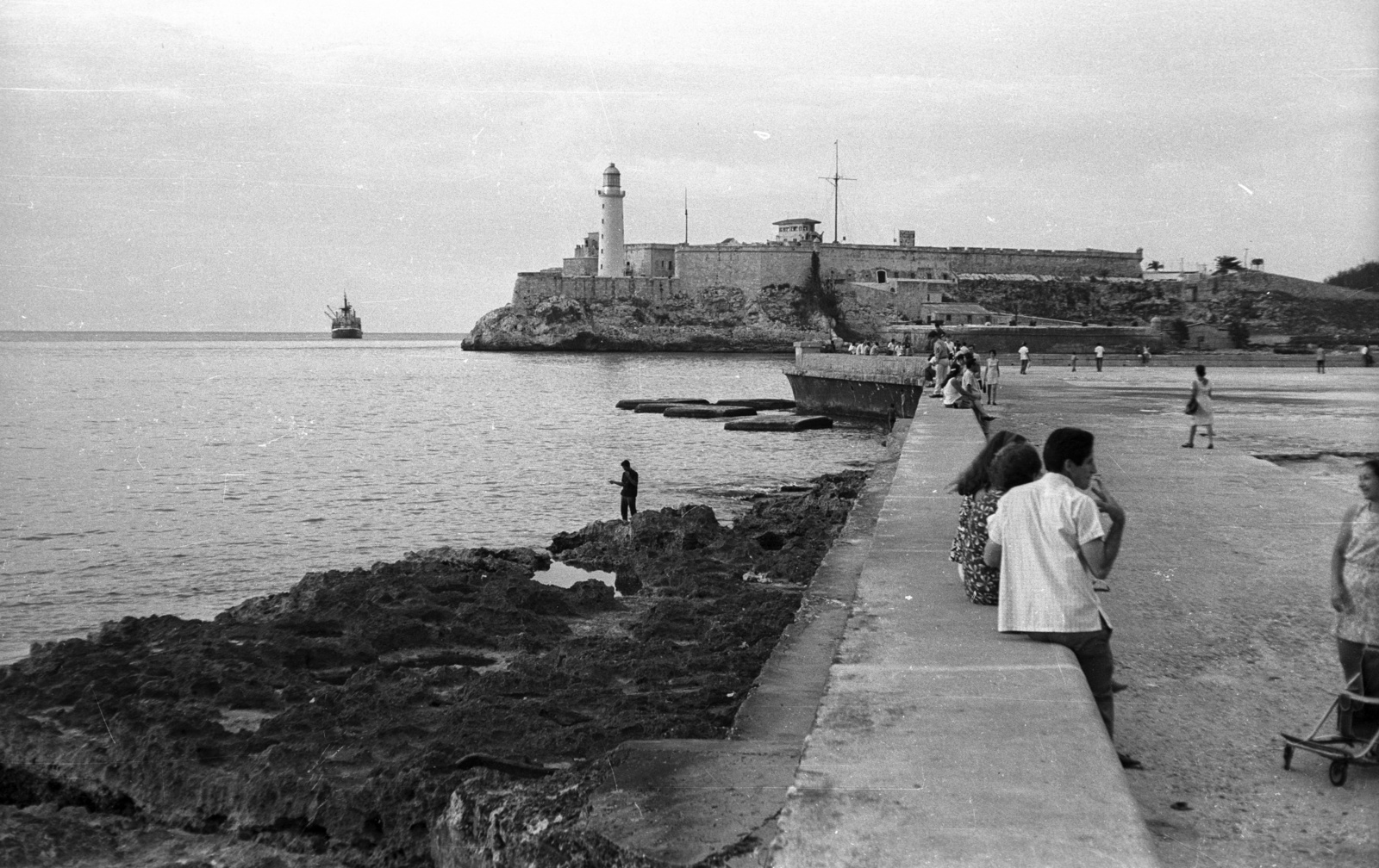 Cuba, Havana, San Salvador de la Punta erőd, a háttérben a Morro erőd., 1974, Mészáros Zoltán, ship, shore, fort, lighthouse, Fortepan #61564