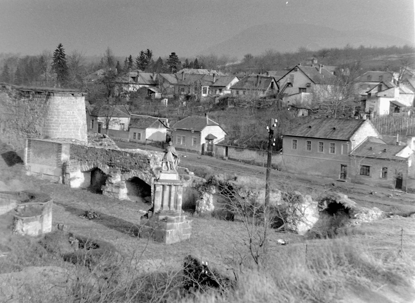 Hungary, Eger, Árpád-kori székesegyház maradványai a várban. A székesegyház szentélypillérén Szent István szobra 1815-ből., 1960, Fortepan, sculpture, picture, ruins, castle ruins, Saint Stephen I-portrayal, Fortepan #6157