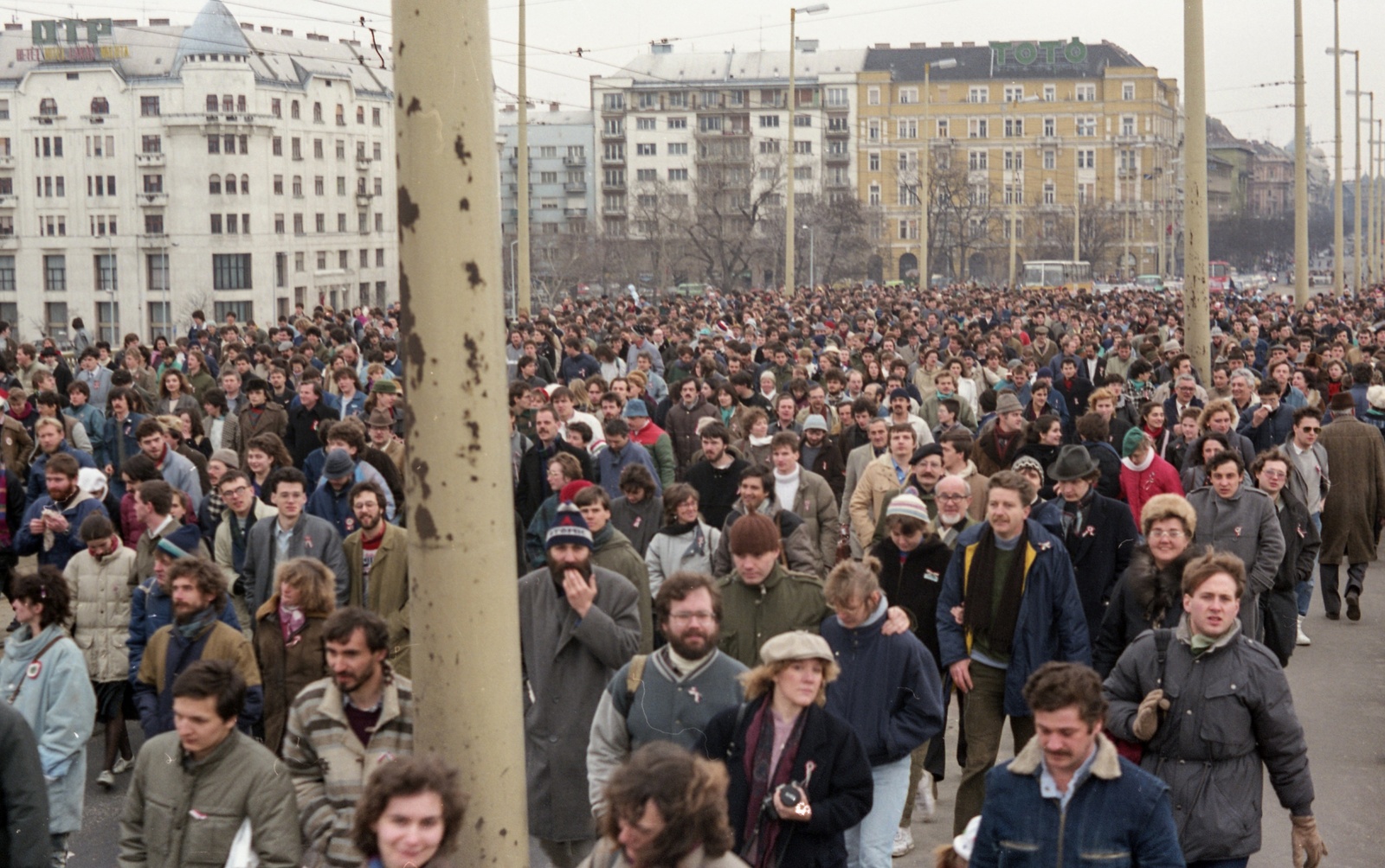 Magyarország, Budapest XIII., Margit híd pesti hídfő, felvonulók március 15-én., 1988, Hodosán Róza, színes, politika, sokaság, tüntetés, Budapest, rendszerváltás, Fortepan #61581