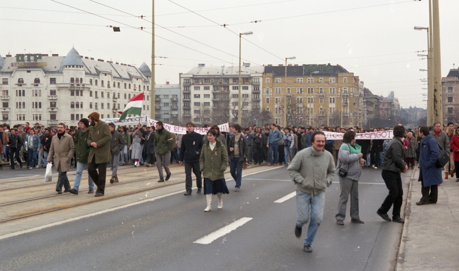 Hungary, Budapest XIII., Margit híd, felvonulók március 15-én. Háttérben a Jászai Mari téri házak., 1988, Hodosán Róza, colorful, flag, politics, strike, banner, demonstration board, Budapest, political ad, regime change, Fortepan #61583