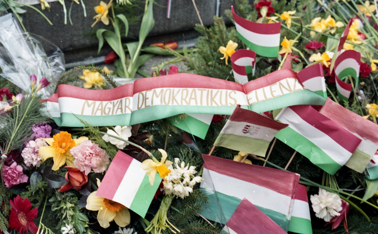 Hungary, Budapest V., Petőfi tér, a Petőfi-szobor talapzata március 15-én., 1988, Hodosán Róza, colorful, flag, politics, flower, strike, Budapest, national emblem, regime change, Fortepan #61584