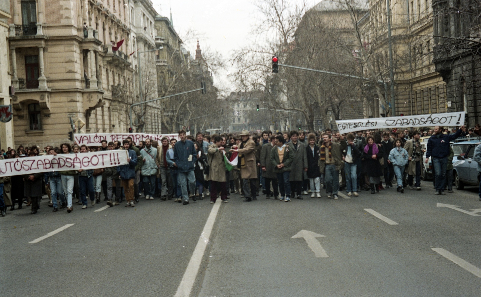 Hungary, Budapest V., Alkotmány utca a Bajcsy-Zsilinszky út felé nézve, felvonulók március 15-én., 1988, Hodosán Róza, colorful, street view, politics, strike, banner, demonstration board, Budapest, political ad, regime change, Fortepan #61586