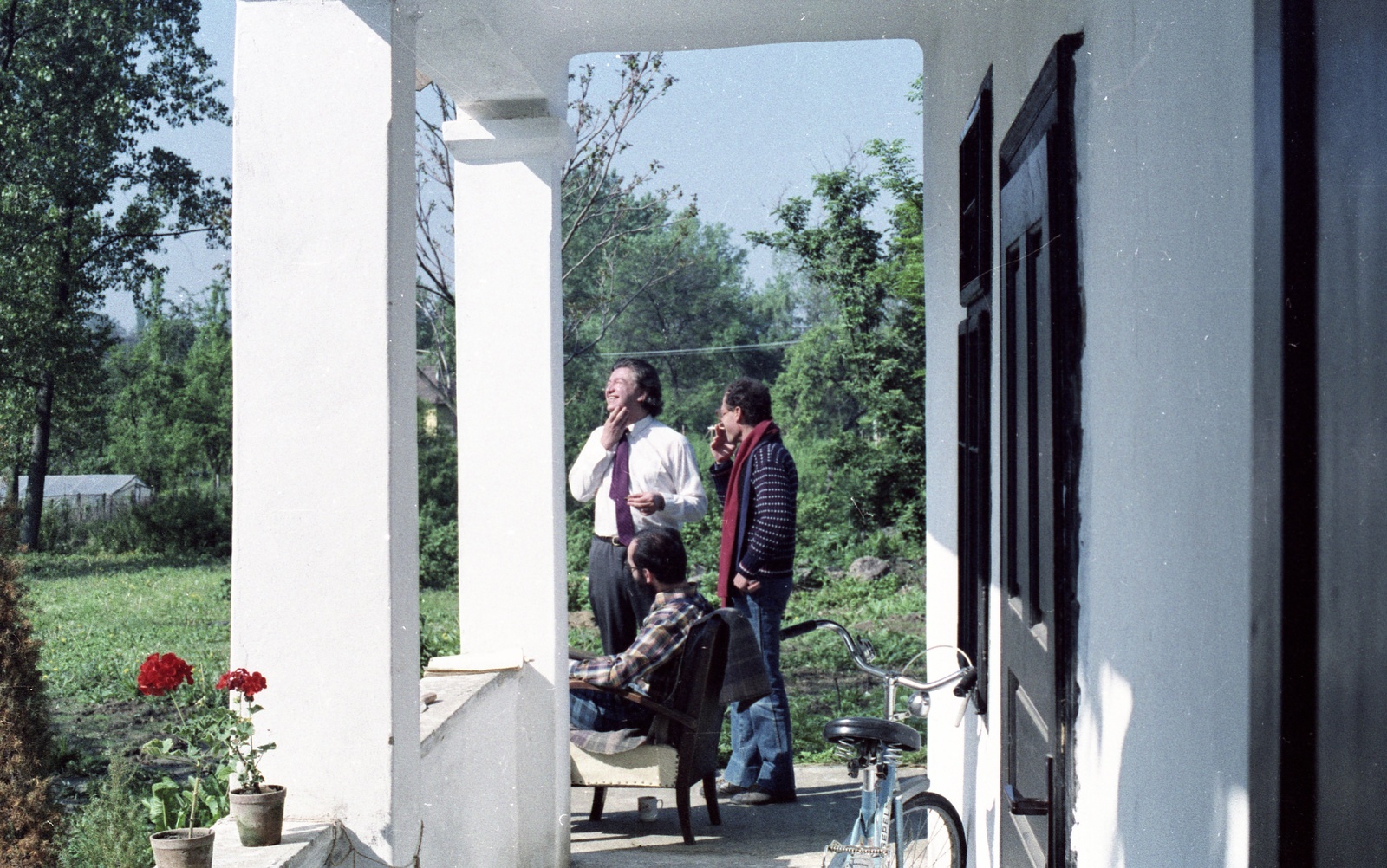 Hungary, Perőcsény, Radnóti Sándor és Kenedi János, előttük ül Tamás Gáspár Miklós., 1987, Hodosán Róza, celebrity, bicycle, village, colorful, politics, intellectuals, porch, philosopher, regime change, Fortepan #61588