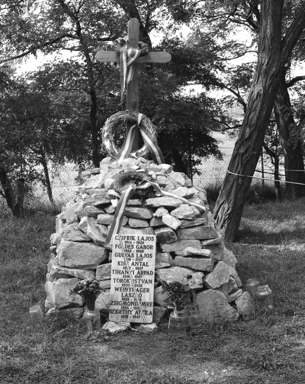 Hungary, Sopronkőhida, egykori rabtemető, az 1956 után kivégzett mártírok emlékkeresztje., 1989, Hodosán Róza, Effects of the 1956 Revolution, regime change, Fortepan #61605