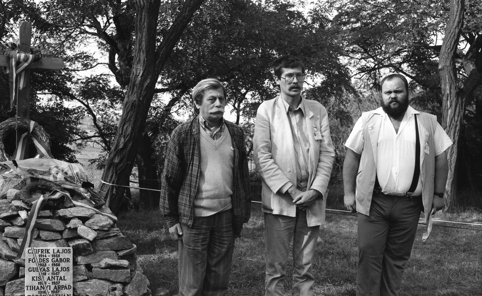 Hungary, Sopronkőhida, egykori rabtemető, az 1956 után kivégzett mártírok emlékkeresztje. Balra Szabó Miklós történész, mellette Szent-Iványi István politikus., 1989, Hodosán Róza, Effects of the 1956 Revolution, regime change, Fortepan #61607