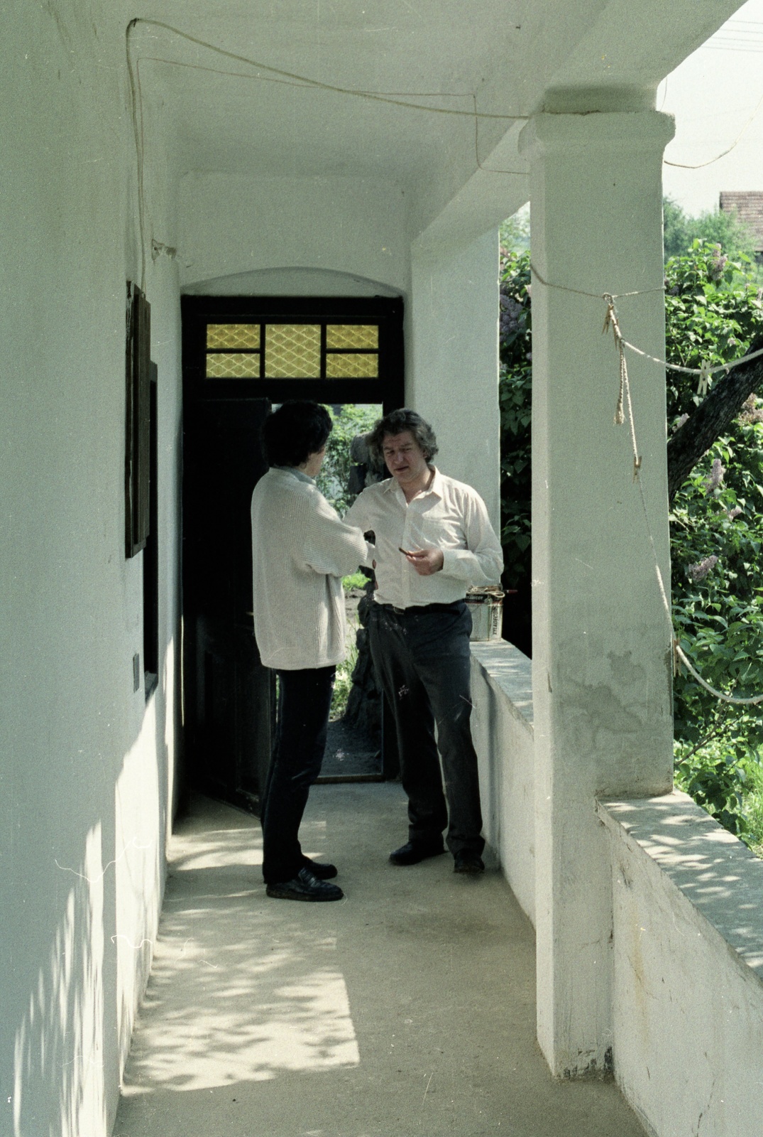 Hungary, Perőcsény, Radnóti Sándor (szemből) és Miszlivetz Ferenc., 1987, Hodosán Róza, colorful, porch, regime change, Fortepan #61631