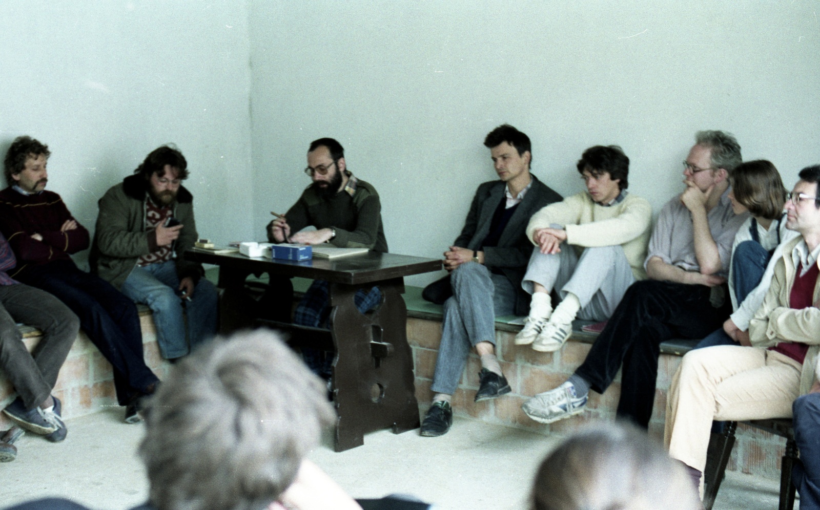 Hungary, Perőcsény, a demokratikus ellenzék tagjai, Kis János Vannak-e emberi jogaink című, szamizdatban megjelent könyvének vitáján 1987. májusában, Demszky Gábor nyaralójában. Az asztalnál Tamás Gáspár Miklós, tőle jobbra Demszky Gábor, a kép szélén Lányi András., 1987, Hodosán Róza, celebrity, colorful, politics, audience, table, bench, regime change, Fortepan #61632