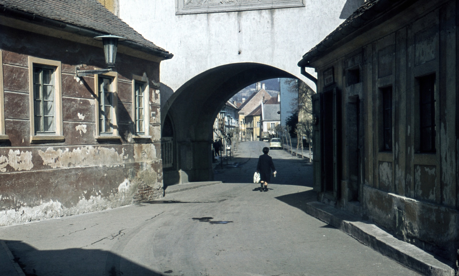 Hungary, Kőszeg, Városház utca, Hősök kapuja., 1973, Szőke Annamária/Anonime, colorful, gate tower, hairdresser, Fortepan #61646