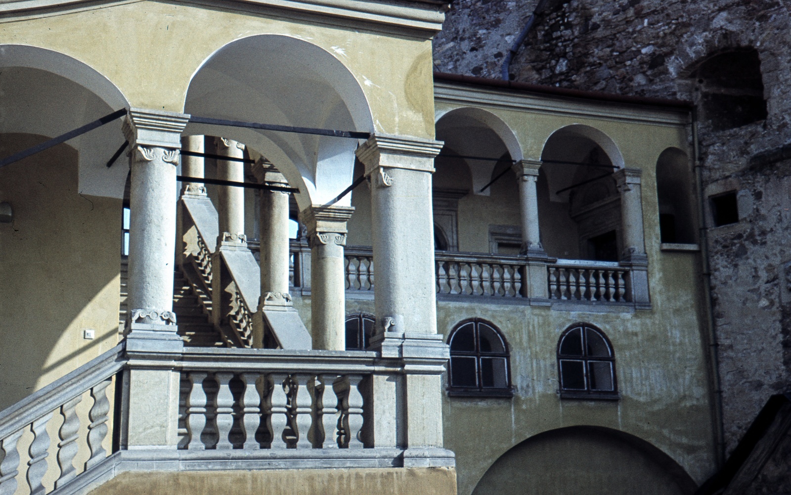 Hungary, Sárospatak, Rákóczi-vár, Lorántffy-loggia., 1973, Szőke Annamária/Anonime, colorful, stairs, museum, castle, pillar, colonnade, Fortepan #61647