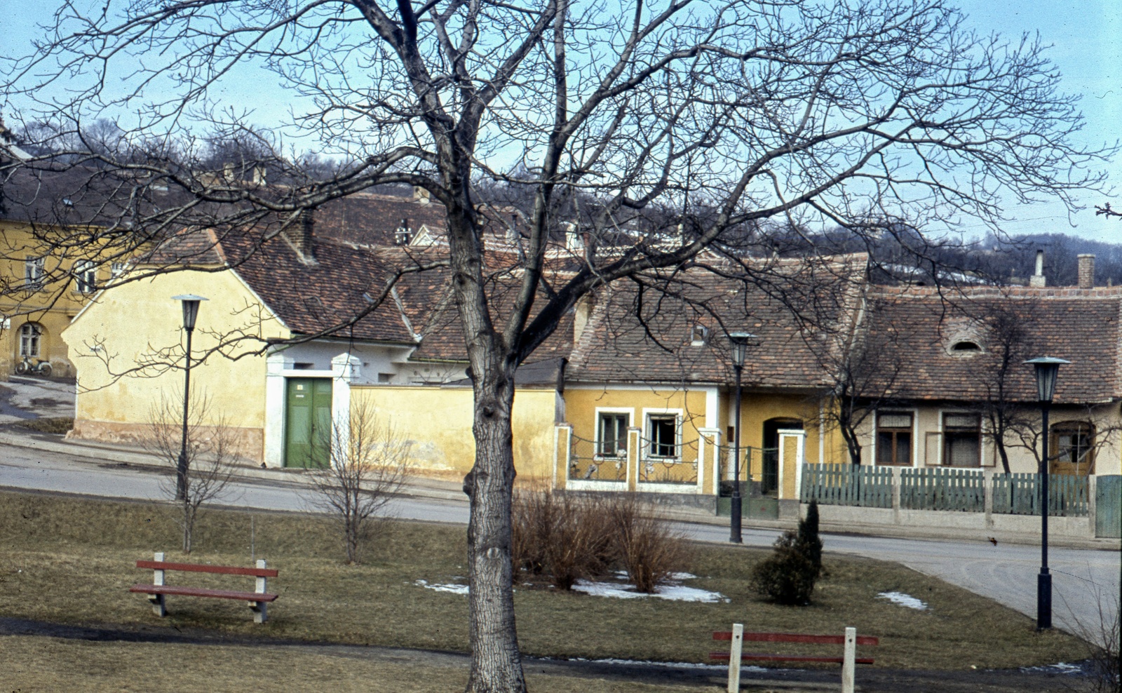 Hungary, Kőszeg, Várkör, balra a Hegyalja utca sarkán álló ház látható., 1973, Szőke Annamária/Anonime, colorful, Fortepan #61648