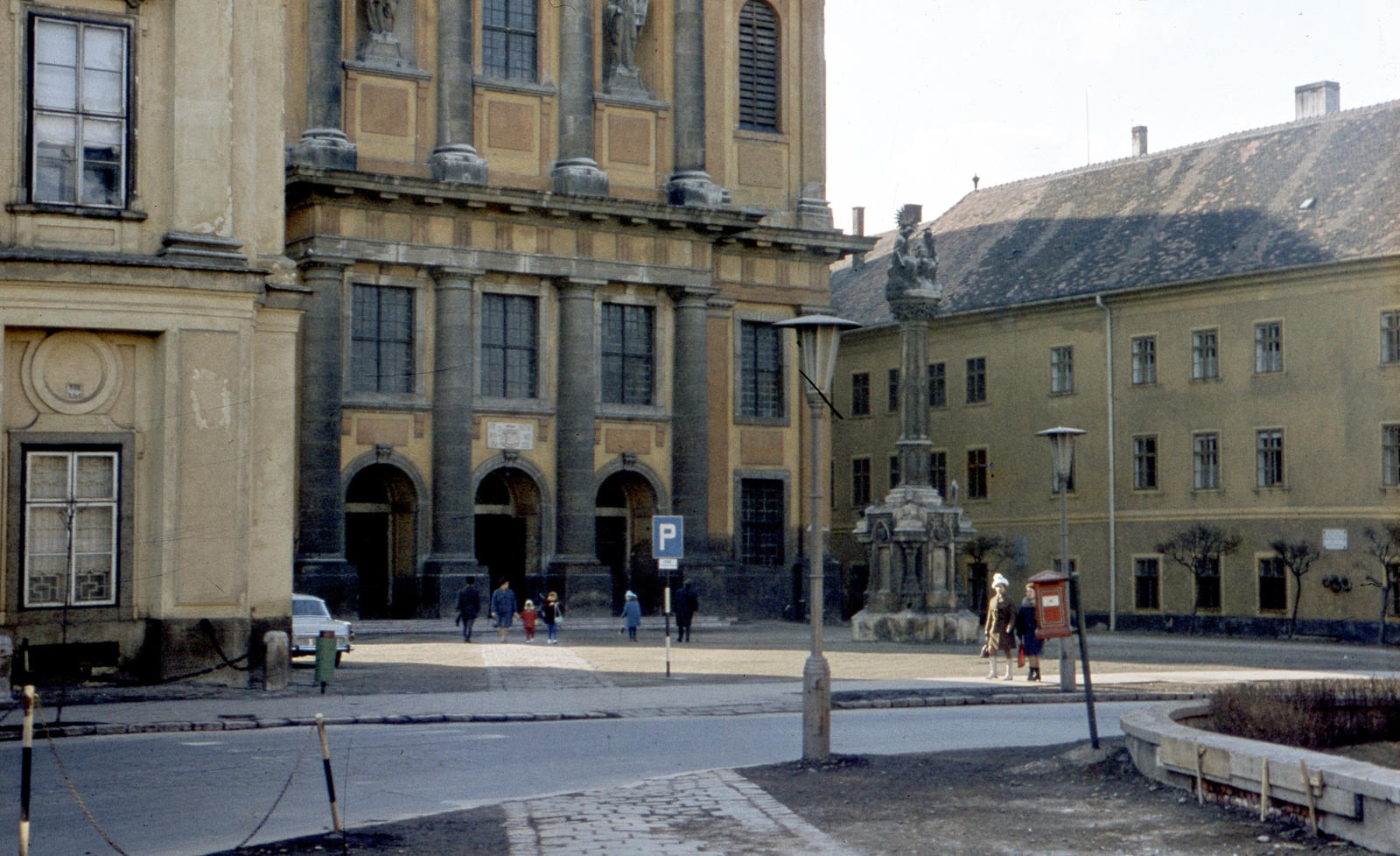 Hungary, Szombathely, Mindszenty József (Köztársaság) tér, szemben a Sarlós Boldogasszony Székesegyház., 1973, Szőke Annamária/Anonime, colorful, Catholic Church, Classicism, Melchior Hefele-design, Fortepan #61649