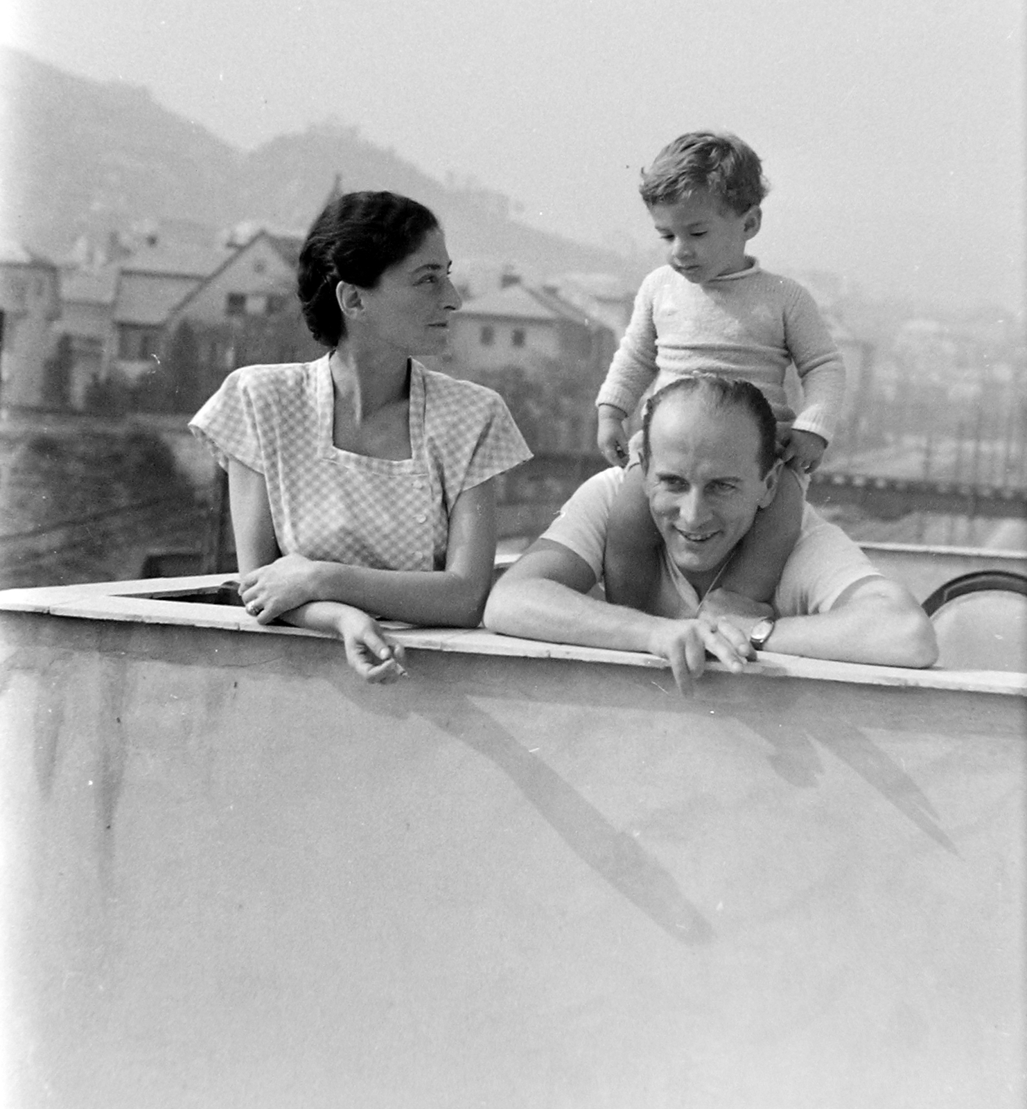 Hungary, Budapest XI., Villányi út, a Déli vasútvonal felüljárójánál., 1961, Fortepan, family, kid, picture, man and woman, Budapest, sitting on the shoulders, prop up on elbows, Fortepan #6165