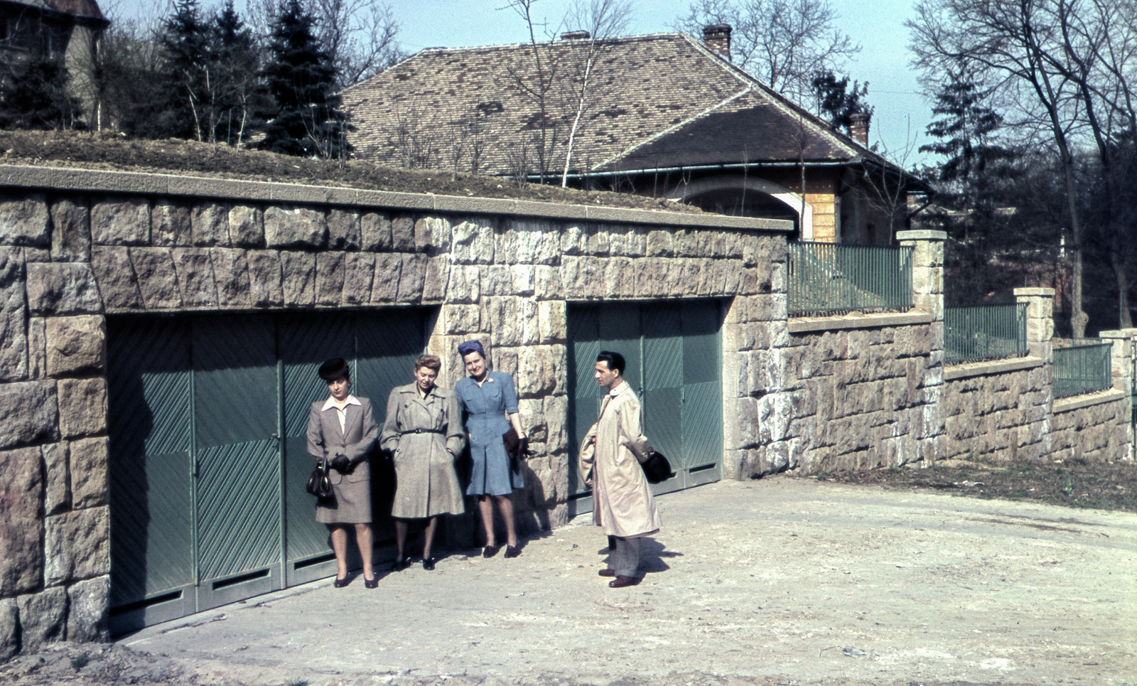 Hungary, Budapest XII., a felvétel Zugligeti út 93. számú ház előtt készült., 1942, Szőke Annamária/Anonime, colorful, garage, Budapest, Fortepan #61666