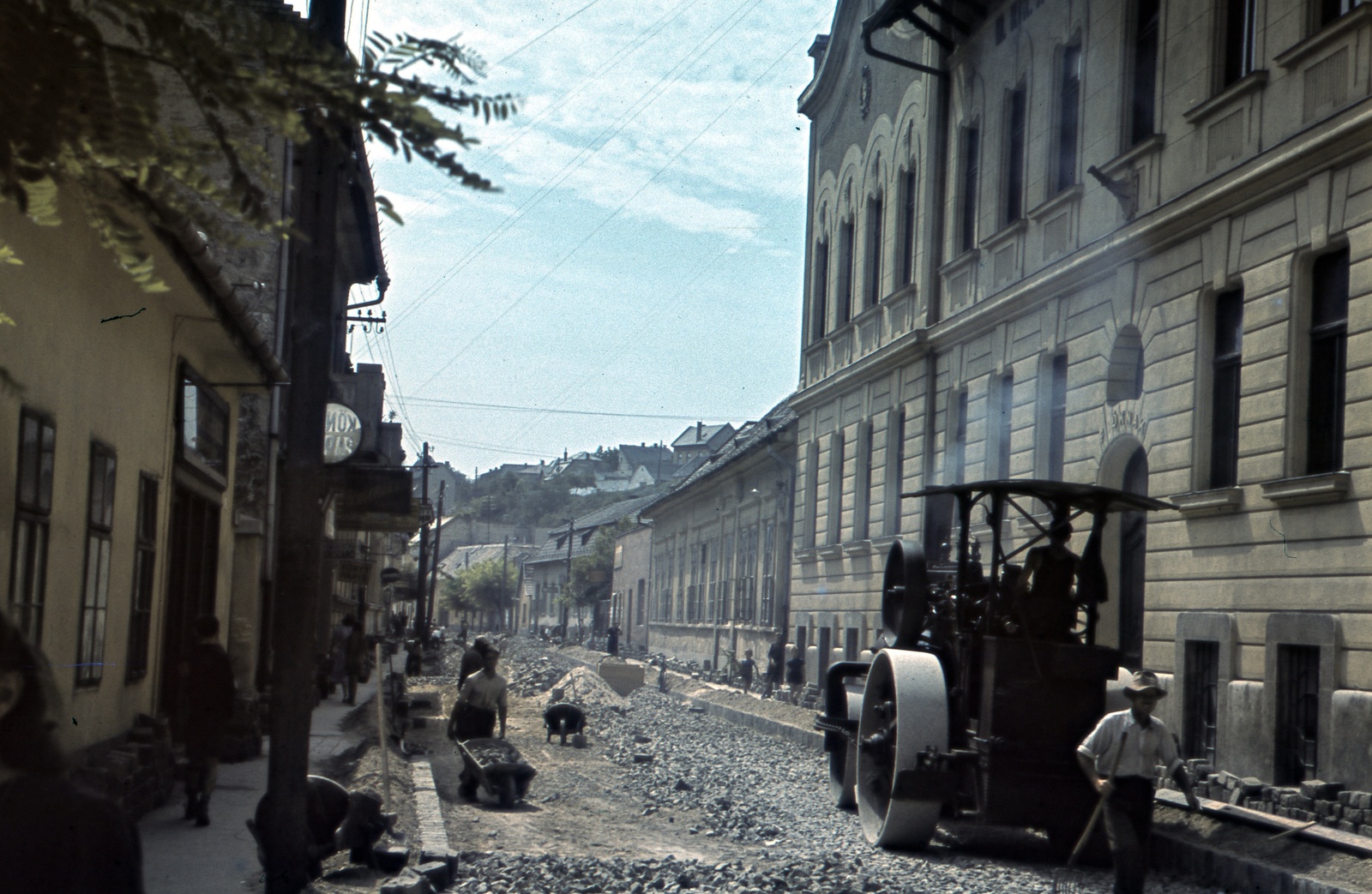 Hungary, Budapest XXII., Kossuth Lajos utca, jobbra a polgári iskola (később Kossuth Lajos Magyar–Angol Két Tanítási Nyelvű Általános Iskola)., 1942, Szőke Annamária/Anonime, colorful, road construction, wheelbarrow, road roller, Budapest, Fortepan #61670