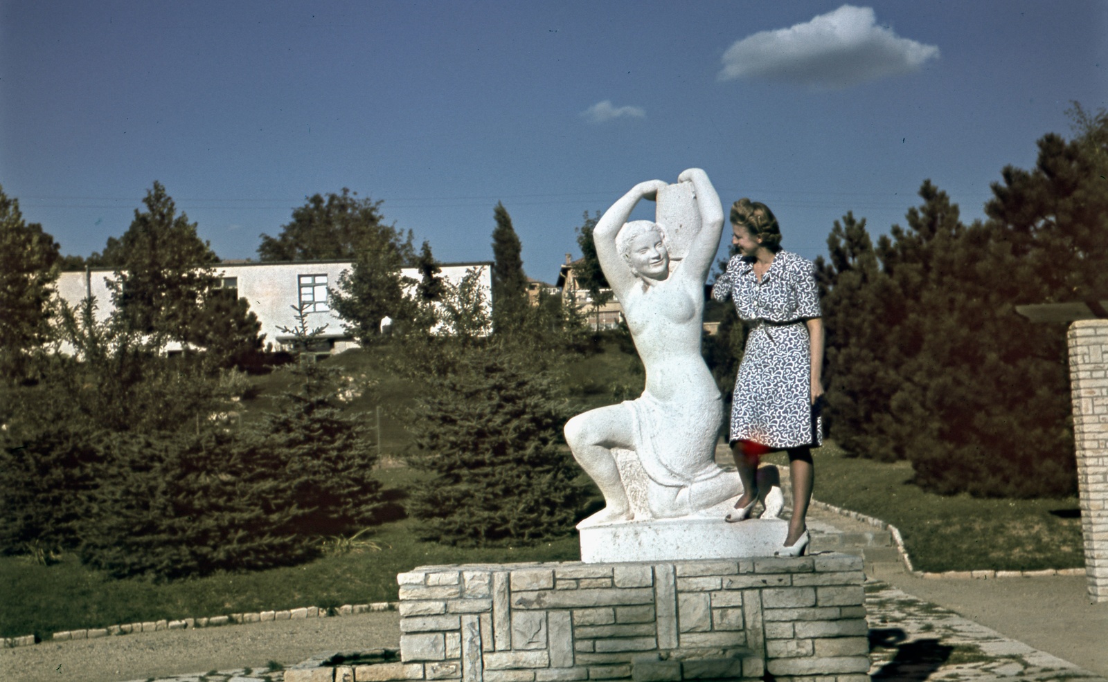 Hungary, Budapest II., Nagy Lajos (Fenyves) tér, Korsós nő kútszobor (Sóváry János, 1938.)., 1942, Szőke Annamária/Anonime, colorful, sculpture, Budapest, nude figure, Fortepan #61673