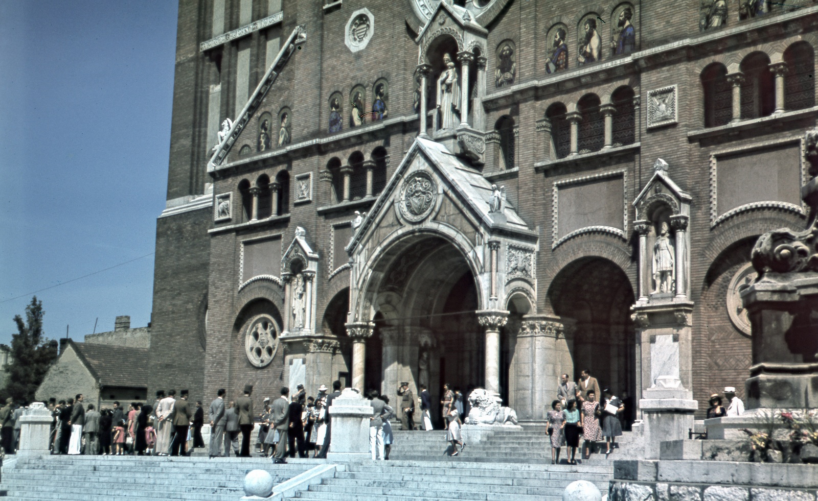 Hungary, Szeged, Dóm tér, a Fogadalmi templom főbejárata., 1942, Szőke Annamária/Anonime, church, colorful, Frigyes Schulek-design, soldier, Catholic Church, stone lion, Cathedral, Fortepan #61675