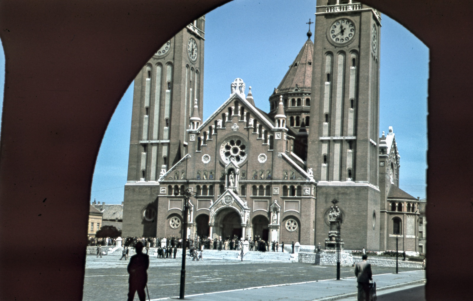 Magyarország, Szeged, Dóm tér, Fogadalmi templom., 1942, Szőke Annamária/Anonime, templom, színes, tér, Schulek Frigyes-terv, katolikus, székesegyház, Fortepan #61676